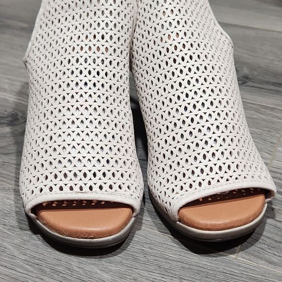 NWT Eric Michael Leather Slotted Heeled Sandal - Picture 4 of 6